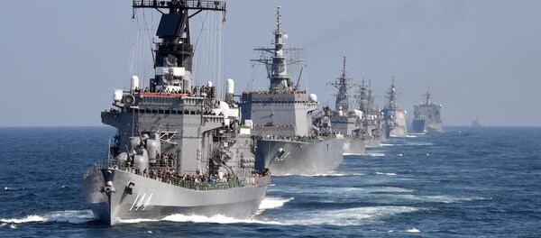 Cette image prise le 18 Octobre, 2015 montre le navire d'escorte Kurama de la Force maritime d'autodéfense japonaise avec d'autres navires au cours d'une revue de la flotte dans la baie de Sagami, préfecture de Kanagawa - Sputnik Afrique