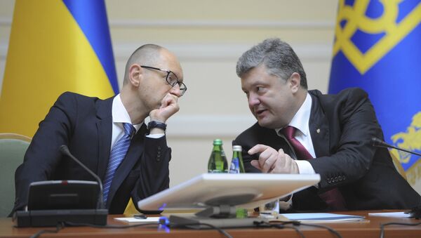 Ukrainian President Petro Poroshenko, right, talks with Prime Minister Arseniy Yatsenyuk in Kiev, Ukraine, Wednesday, Sept. 10, 2014. - Sputnik Afrique