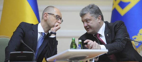 Ukrainian President Petro Poroshenko, right, talks with Prime Minister Arseniy Yatsenyuk in Kiev, Ukraine, Wednesday, Sept. 10, 2014. - Sputnik Afrique