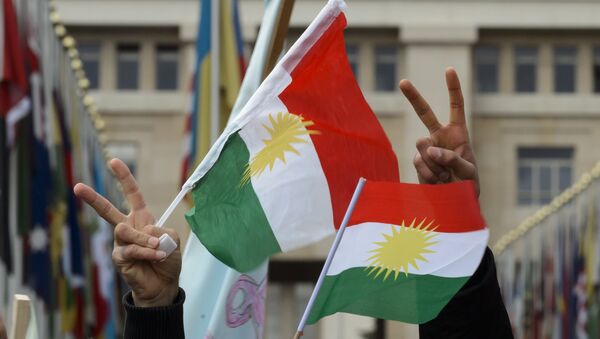Des Kurdes syriens brandissent les drapeaux du Kurdistan - Sputnik Afrique