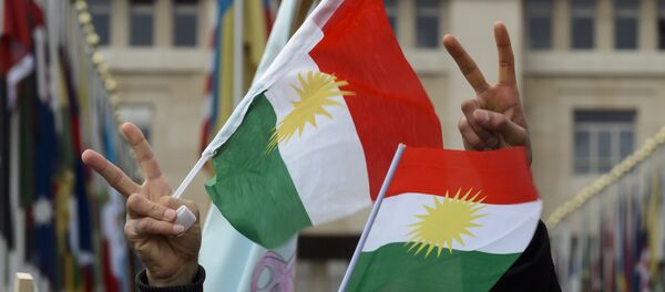 Des Kurdes syriens brandissent les drapeaux du Kurdistan - Sputnik Afrique