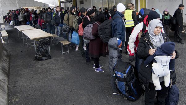 Migrants line up at transit area between Austria and Slovenia at border crossing in Spielfeld, Austria on December 9, 2015. - Sputnik Afrique
