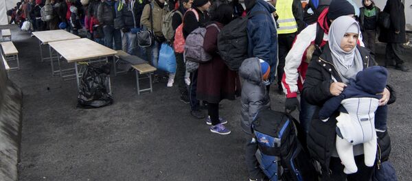 Migrants line up at transit area between Austria and Slovenia at border crossing in Spielfeld, Austria on December 9, 2015. - Sputnik Afrique