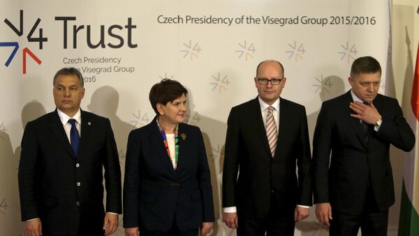 Visegrad Group (V4) member nations' prime ministers, Hungary's Viktor Orban (L-R), Poland's Beata Szydlo, Czech Republic's Bohuslav Sobotka and Slovakia's Robert Fico, pose for a group photo during an extraordinary Visegrad Group summit aimed at resolving the migration crisis, in Prague, Czech Republic, February 15, 2016. - Sputnik Afrique