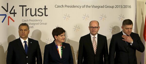 Visegrad Group (V4) member nations' prime ministers, Hungary's Viktor Orban (L-R), Poland's Beata Szydlo, Czech Republic's Bohuslav Sobotka and Slovakia's Robert Fico, pose for a group photo during an extraordinary Visegrad Group summit aimed at resolving the migration crisis, in Prague, Czech Republic, February 15, 2016. - Sputnik Afrique