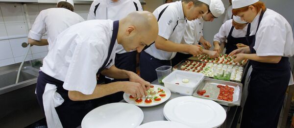 Des chefs préparant des plats - Sputnik Afrique