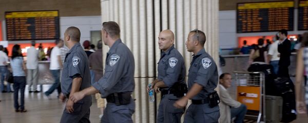 Israeli police officers walk through Ben Gurion airport near Tel Aviv , Israel - Sputnik Afrique