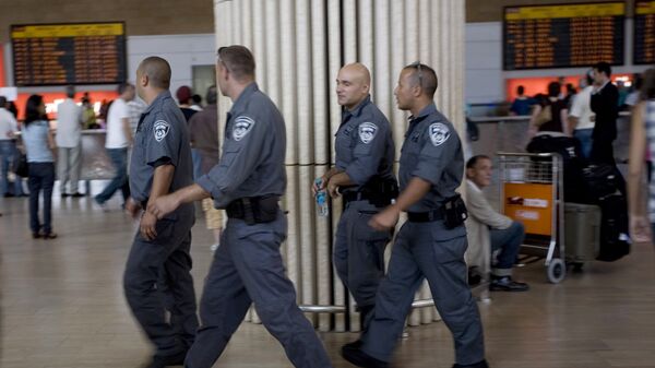 Israeli police officers walk through Ben Gurion airport near Tel Aviv , Israel - Sputnik Afrique