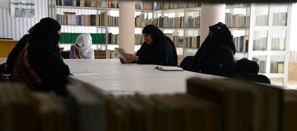 femmes afghanes lisent des poèmes d'amour, club de poésie à Kandahar femmes afghanes lisent des poèmes d'amour, club de poésie à Kandahar - Sputnik Afrique