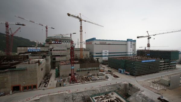 Un réacteur nucléaire et des installations supplémentaires en construction qui représentent une partie de la centrale nucléaire de Taishan, dans la province du Guangdong - Sputnik Afrique