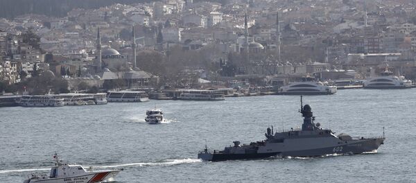 La corvette lance-missiles de la marine russe Zeleny Dol est escorté par un bateau de la garde côtière turque, traversant le Bosphore, en route vers la mer Méditerranée, à Istanbul, Turquie, Février 14, 2016 - Sputnik Afrique