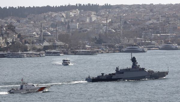 La corvette lance-missiles de la marine russe Zeleny Dol est escorté par un bateau de la garde côtière turque, traversant le Bosphore, en route vers la mer Méditerranée, à Istanbul, Turquie, Février 14, 2016 - Sputnik Afrique