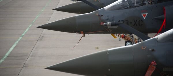 A photo taken on September 25, 2015 shows Dassault Mirage 2000D jet fighters at the Nancy Air Base (Base aerienne 133 de Nancy) in Thuilley-aux-Groseilles, during a military exercise of ground-guided strikes. - Sputnik Afrique