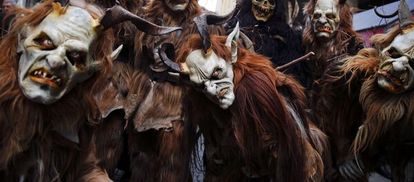 Des personnes déguisées en diable - Sputnik Afrique