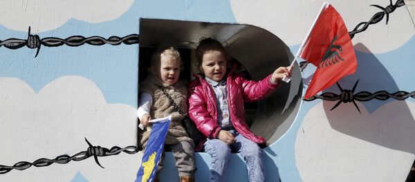 Children wave Albanian (R) and Kosovar flags on the Newborn monument during a celebration marking the eighth anniversary of Kosovo's declaration of independence from Serbia, in Pristina February 17, 2016. Children wave Albanian (R) and Kosovar flags on the Newborn monument during a celebration marking the eighth anniversary of Kosovo's declaration of independence from Serbia, in Pristina February 17, 2016. - Sputnik Afrique