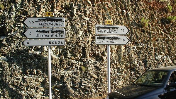 Panneaux de signalisation bilingues, avec les noms (IGN) rayés par les nationalistes locaux. - Sputnik Afrique