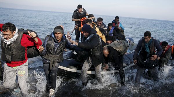 Des migrants débarquent sur l'île grecque de Lesbos. 2015 - Sputnik Afrique