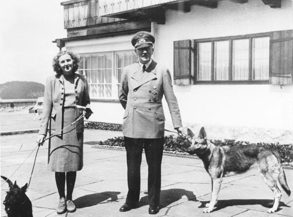 Adolf Hitler et Eva Braun avec leurs chiens - Sputnik Afrique