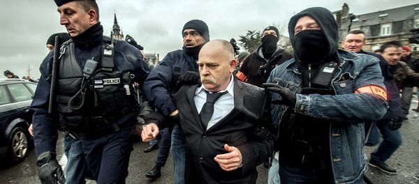 Willy Destierdt (C), one of the organizers of a 'citizens walk', is arrested by police - Sputnik Afrique