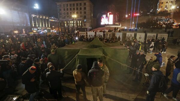 Protesters pitch a tent during an anti-government rally in central Kiev, Ukraine, February 20, 2016. - Sputnik Afrique