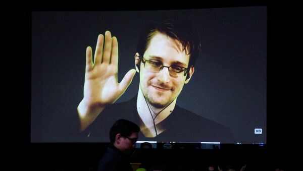 Edward Snowden, ex-consultant de l'Agence  nationale de sécurité des Etats-Unis poursuivi pour avoir révélé la surveillance électronique pratiquée par le renseignement americain - Sputnik Afrique