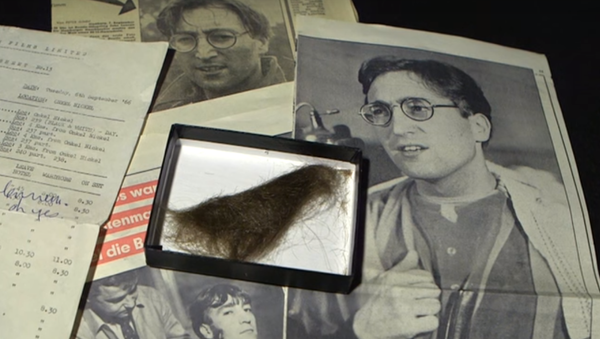 La plus longue mèche de cheveux de Lennon vendue aux enchères - Sputnik Afrique