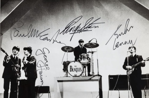 Une photo signée par les Beatles en 1964 - Sputnik Afrique
