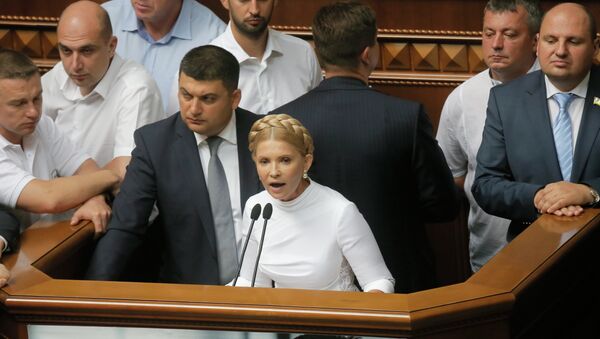 Yulia Tymoshenko, former prime minister and Fatherland party leader, center, speaks as lawmakers surround a rostrum in the Parliament in Kiev, Ukraine, Monday, Aug. 31, 2015. - Sputnik Afrique