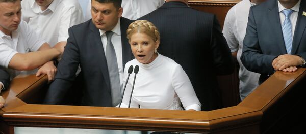 Yulia Tymoshenko, former prime minister and Fatherland party leader, center, speaks as lawmakers surround a rostrum in the Parliament in Kiev, Ukraine, Monday, Aug. 31, 2015. - Sputnik Afrique