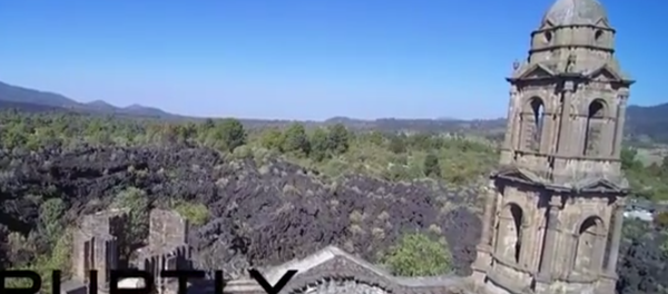 Un drone a filmé les ruines de la cathédrale de San Juan Parangaricutiro, la seule construction qui est restée intacte après l’éruption volcanique. - Sputnik Afrique