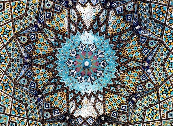 Le plafond de la mosquée de Hazrat-Masoumeh dans la ville de Qom en Iran. - Sputnik Afrique