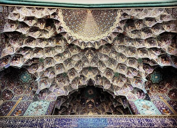 Le plafond de la mosquée de l'Imam dans la ville d'Ispahan en Iran. - Sputnik Afrique