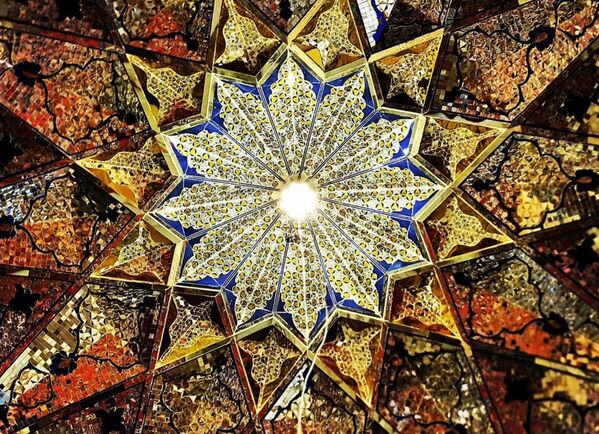 Le plafond de la mosquée Shah E-Cheragh à Shiraz en Iran. - Sputnik Afrique