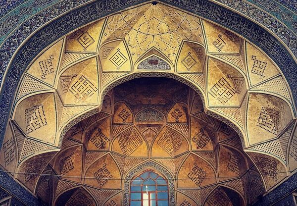 Le plafond de la grande mosquée d'Ispahan en Iran. - Sputnik Afrique