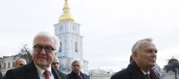 German Foreign Minister Frank-Walter Steinmeier (L) and French Foreign Minister Jean-Marc Ayrault walk along a street before attending a news conference in Kiev, Ukraine, February 23, 2016. - Sputnik Afrique
