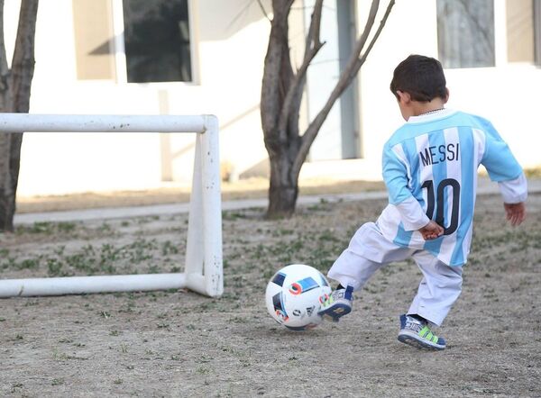 Messi rend son petit fan afghan heureux en lui envoyant de vrais maillots Messi rend son petit fan afghan heureux en lui envoyant de vrais maillots - Sputnik Afrique