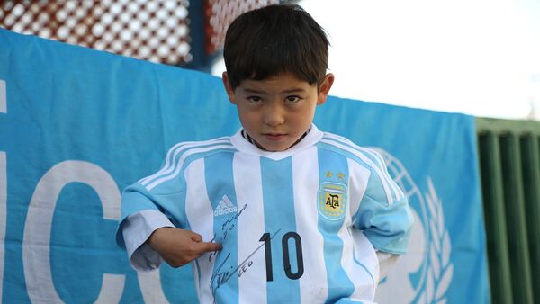 Messi rend son petit fan afghan heureux en lui envoyant de vrais maillots - Sputnik Afrique