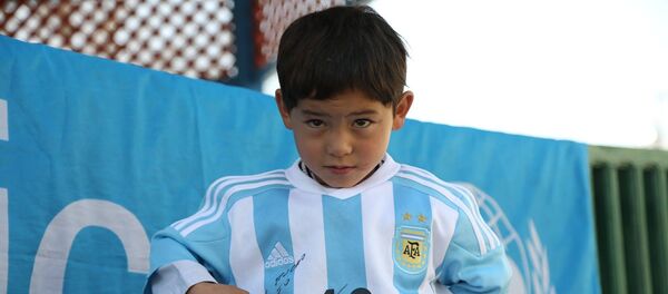 Messi rend son petit fan afghan heureux en lui envoyant de vrais maillots - Sputnik Afrique
