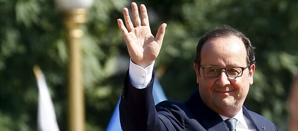 France's President Francois Hollande waves after paying tribute to Argentine national hero Libertador Gen. San Martin in Buenos Aires, February 24, 2016. - Sputnik Afrique