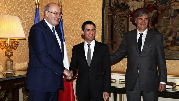 European Union Commissioner for Agriculture and Rural Development Phil Hogan (L) shakes hands with French Prime minister Manuel Valls (C) next to French Agriculture minister Stephane Le Foll (R) before a meeting at the Hotel Matignon in Paris on February 25, 2016. - Sputnik Afrique