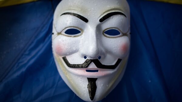 A Guy Fawkes mask is displayed on the tent of a pro-democracy protester at a protest site in the Mongkok district of Hong Kong on November 7, 2014. - Sputnik Afrique