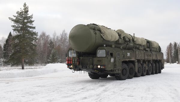 Le missile RS-24 Yars, sur sa plate-forme mobile - transporteur Kamaz - Sputnik Afrique