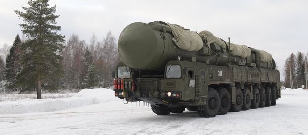 Le missile RS-24 Yars, sur sa plate-forme mobile - transporteur Kamaz - Sputnik Afrique