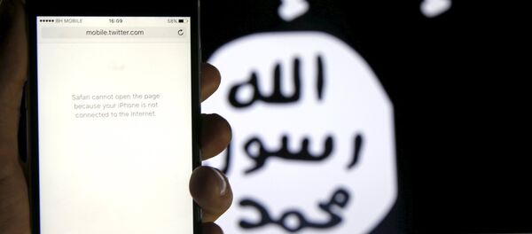 An unloaded Twitter website is seen on a phone without an internet connection, in front of a displayed ISIS flag in this photo illustration in Zenica, Bosnia and Herzegovina, February 3, 2016 - Sputnik Afrique
