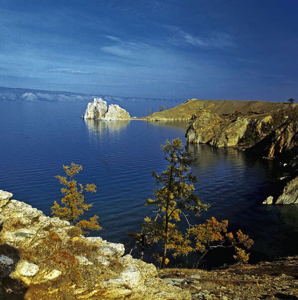 La géographie riche de la Russie, qui possède des zones très variées allant des monts du Caucase aux glaces éternelles dans le Nord, permet de pratiquer un large éventail de formes de tourisme. Le lac Baïkal, le plus profond de la planète, un site unique au monde, est l'un des lieux touristiques les plus populaires en Russie. - Sputnik Afrique