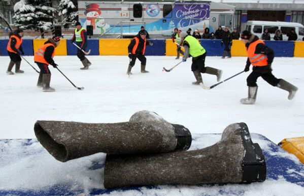 Des tournois de hockey en bottes de feutre sont organisés en Russie. - Sputnik Afrique