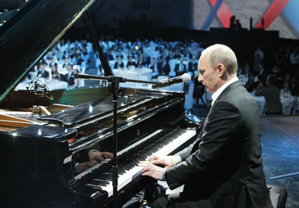 Il a joué au piano la célèbre chanson populaire soviétique «Où commence la mère patrie». - Sputnik Afrique