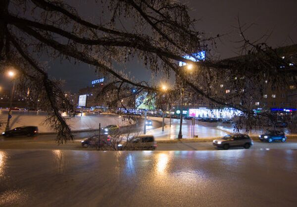 Moscou s'est transformée samedi en une patinoire suite à une pluie glaciale inédite. - Sputnik Afrique