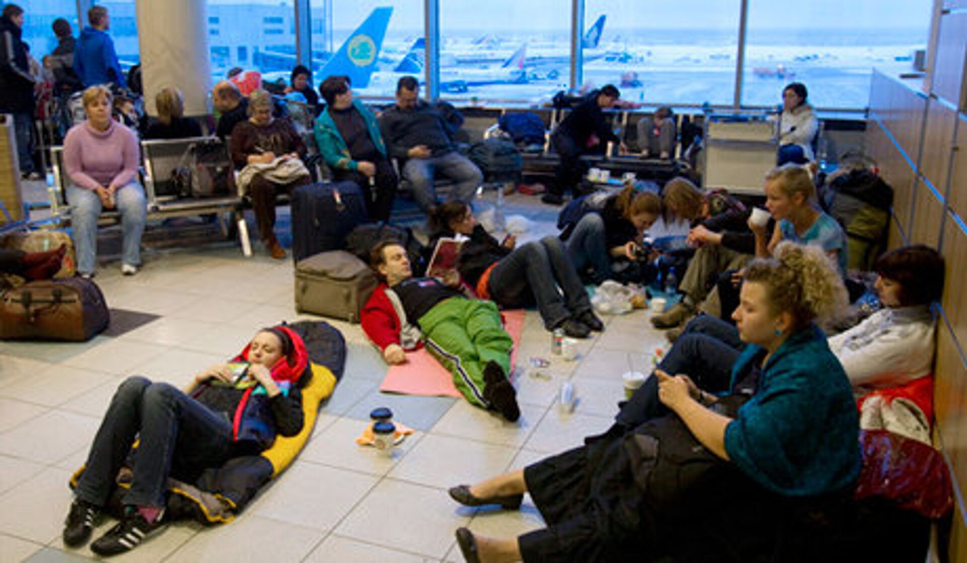 Спящие люди в аэропорту. Можно ночевать в аэропорту. Можно ночевать в аэропорту. Люди спят в аэропорту. Люди спят в аэропорту.