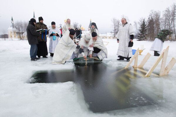 Suivant une vieille tradition, les croyants se baignent dans l’eau glacée des rivières. - Sputnik Afrique